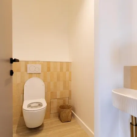 Stylish Modern In Prime Location *