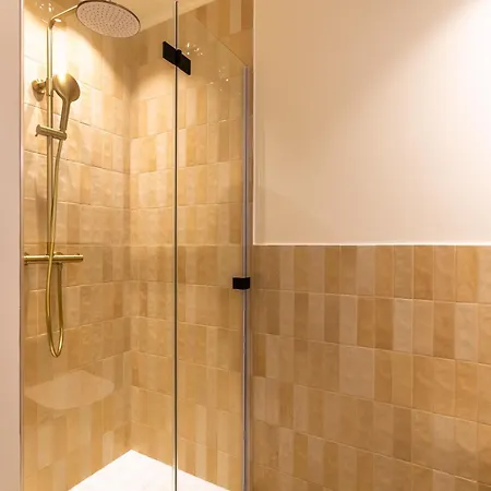 Stylish Modern In Prime Location דירה *