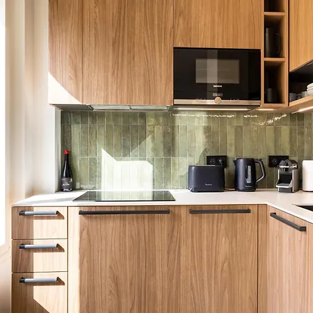 Stylish Modern In Prime Location *